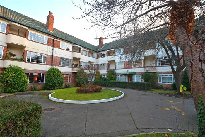 2 Bedroom Flat To Rent In Hermitage Court, South Woodford, E18