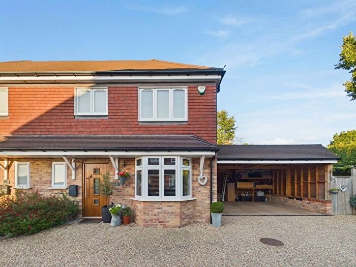 4 Bedroom Semi-Detached House For Sale In The Pinnock, Pluckley, TN27