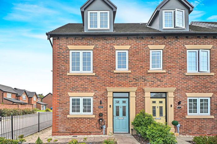 3 Bedroom Semi-Detached House For Sale In Watergate Close, Westhoughton, Bolton, BL5
