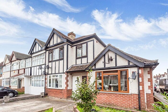 1 Bedroom Flat To Rent In Temple Avenue, RM8