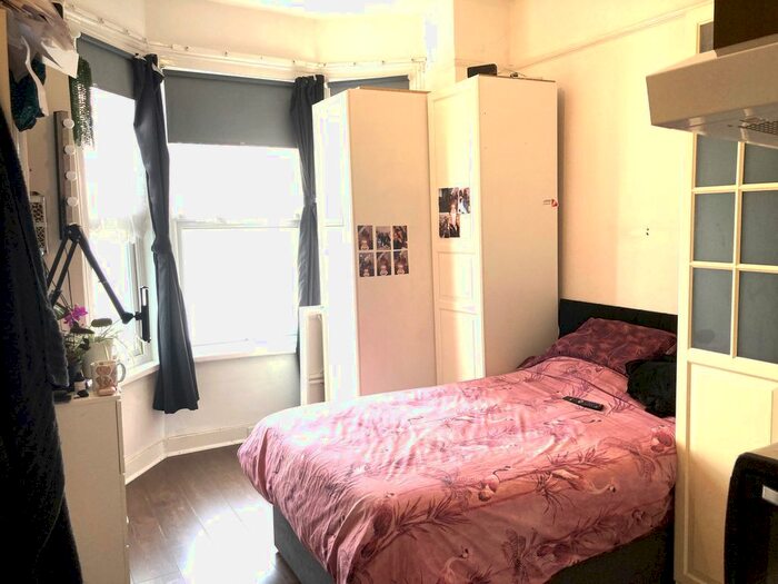1 Bedroom Studio To Rent In Baldry Gardens, Streatham, London, SW16