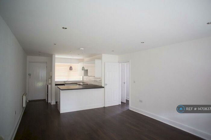 2 Bedroom Flat To Rent In Lawngreen Avenue, Manchester, M21