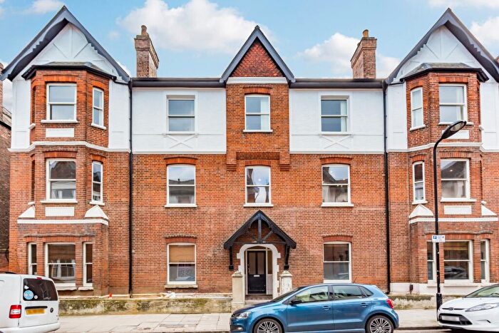 3 Bedroom Flat To Rent In Rowhill Mansions, Hackney, E5