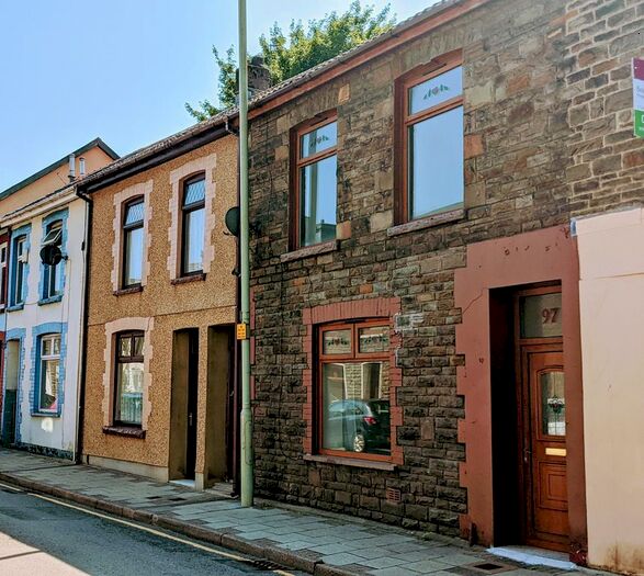 3 Bedroom Houseboat To Rent In Llewellyn Street, Pontygwaith, Ferndale, CF43
