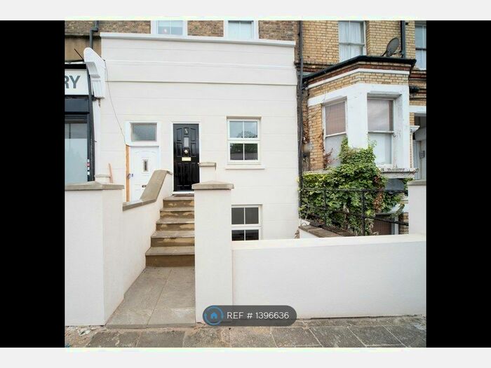 2 Bedroom Flat To Rent In Hannen Road, London, SE27