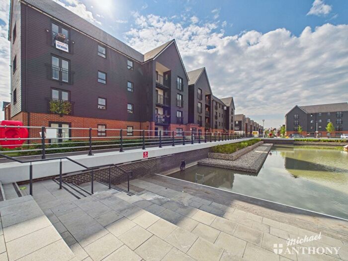 2 Bedroom Flat For Sale In Kingsbrook Basin, Broughton, HP22