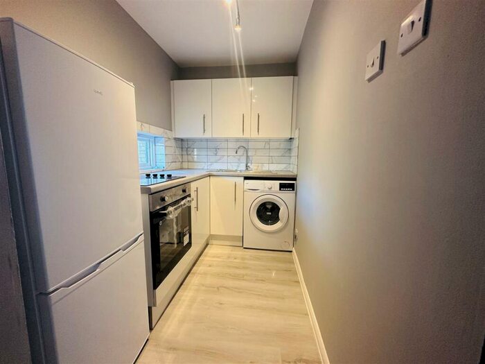 Flat To Rent In Shinners Close, London, SE25