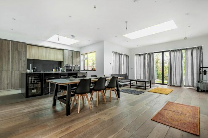 4 Bedroom Semi-Detached House To Rent In Derwent Avenue, East Barnet, Barnet, EN4