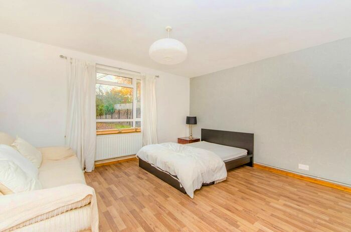 Studio To Rent In Lofting Road, Barnsbury, London, N1