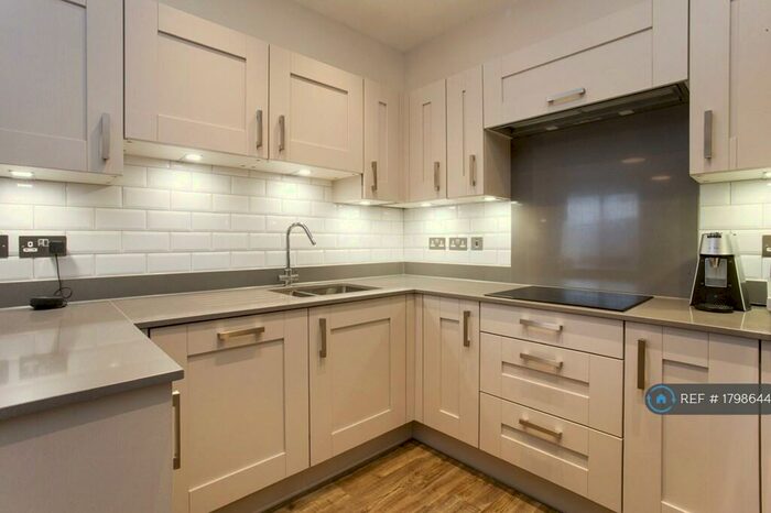2 Bedroom Flat To Rent In Queens Place, Guildford, GU2