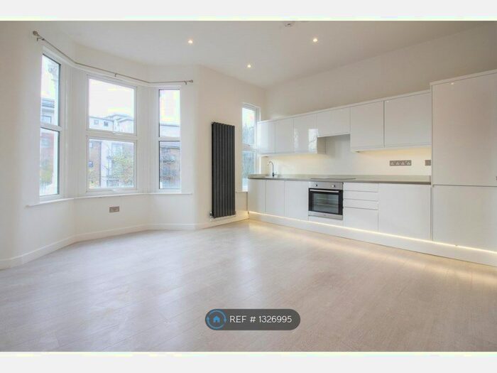 3 Bedroom Flat To Rent In Greyhound Lane, London, SW16