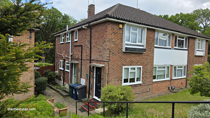 2 Bedroom Maisonette For Sale In Vernon Crescent, East Barnet, EN4