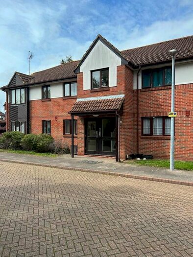2 Bedroom Flat To Rent In Banner Close, Purfleet, RM19