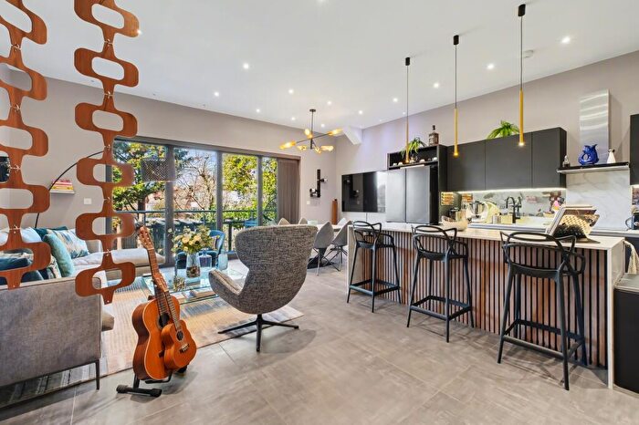 2 Bedroom Apartment For Sale In Finchley Road, Golders Green, NW11