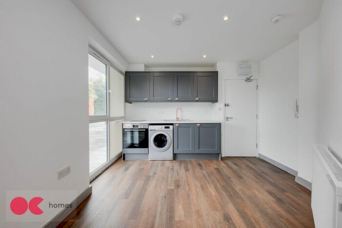 Studio To Rent In Station Square, Gidea Park, Romford, RM2