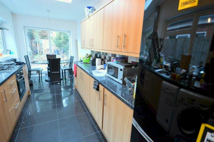 6 Bedroom House To Rent In Warwards Lane, Birmingham, B29