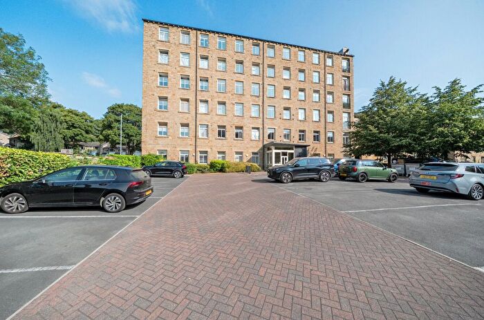 2 Bedroom Flat For Sale In Textile Street, Dewsbury, West Yorkshire, WF13