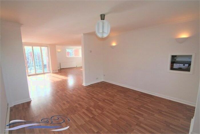 3 Bedroom Flat To Rent In Dewsbury Court, Maritime Quarter, Swansea, SA1