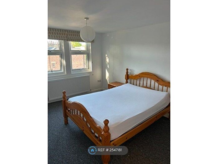 3 Bedroom Flat To Rent In Nunhead, London, SE15