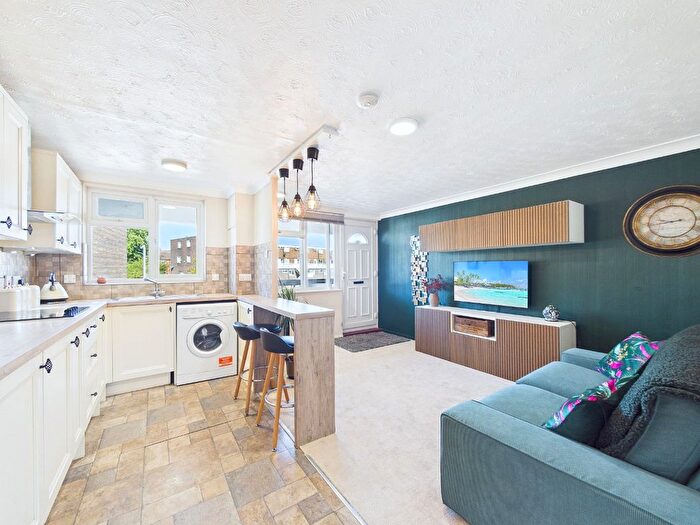 1 Bedroom Flat For Sale In Peartree Close, South Ockendon, Essex, RM15