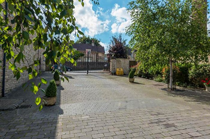 3 Bedroom Flat For Sale In Mill Street, Witney, OX28