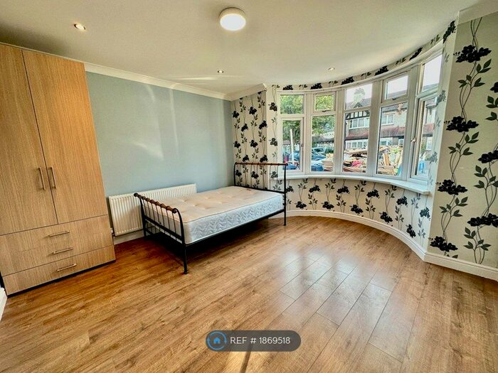 2 Bedroom Flat To Rent In Balfour Road, London, W3