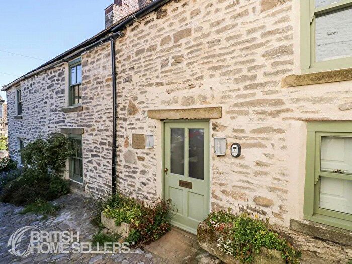 3 Bedroom Semi-Detached House For Sale In Castle Hill, Middleham, Leyburn, North Yorkshire, DL8