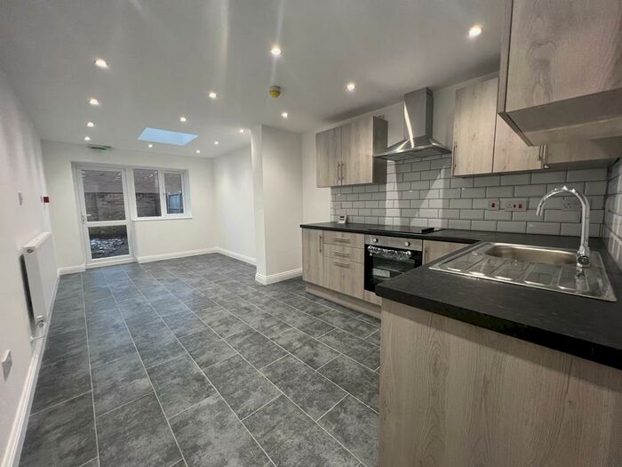 5 Bedroom Semi-Detached House To Rent In Newly Refurbished Book For -, CV4