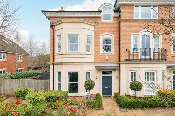 5 Bedroom Property For Sale In Oatlands Chase, Weybridge, KT13