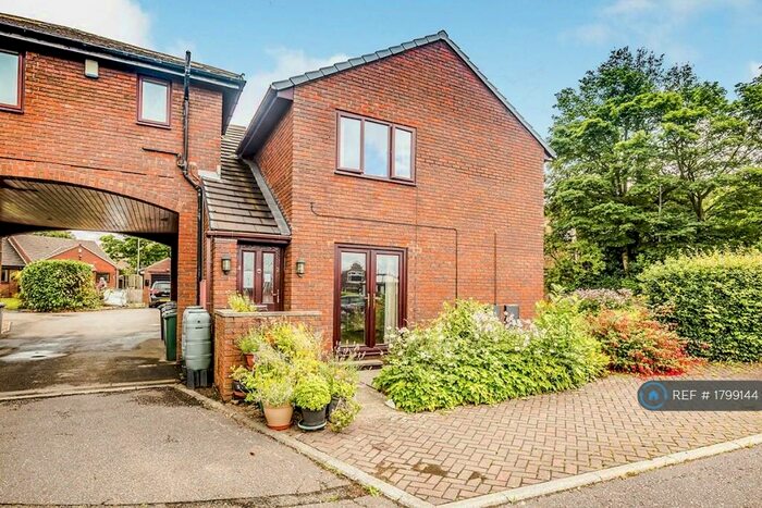 2 Bedroom Flat To Rent In St. Johns Court, Lepton, Huddersfield, HD8