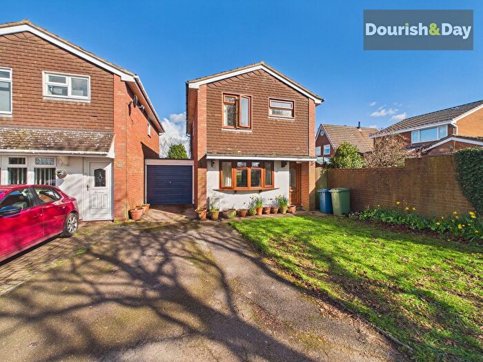 3 Bedroom Detached House For Sale In Barnfield Way, Stafford, ST17