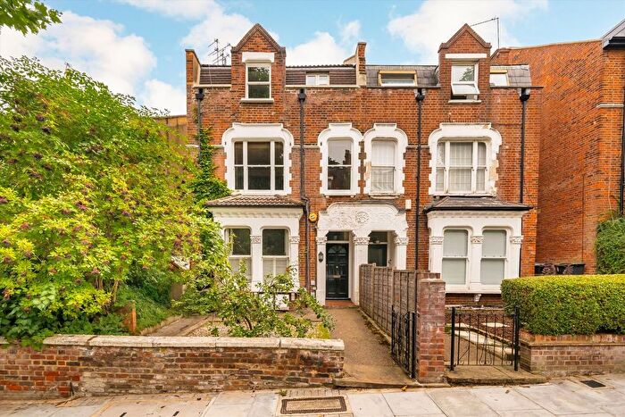 2 Bedroom Flat For Sale In Cromwell Avenue, Highgate, N6