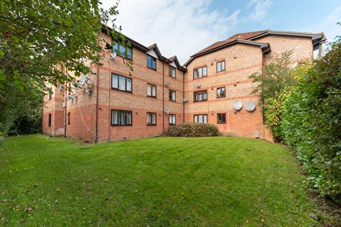 2 Bedroom Flat For Sale In Dalrymple Close, London, N14