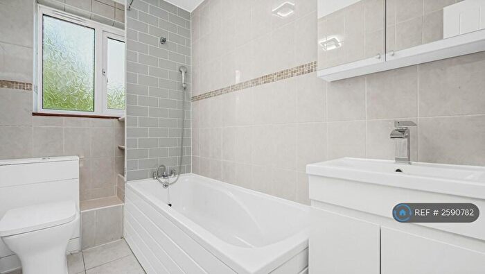 3 Bedroom Flat To Rent In Park Farm Close, London, N2