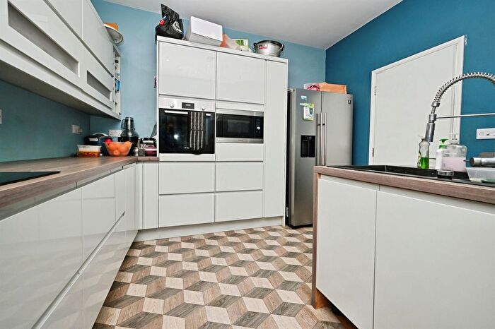 2 Bedroom Flat For Sale In Westland Road, Watford, WD17