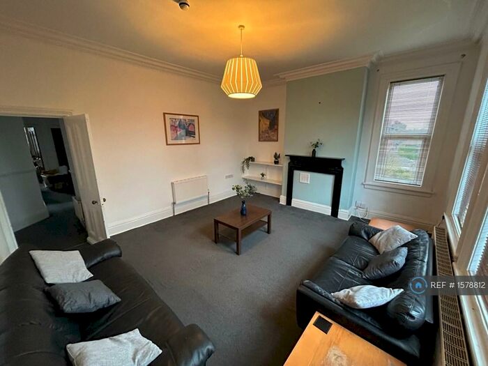 3 Bedroom Flat To Rent In Otley Road, Leeds, LS16