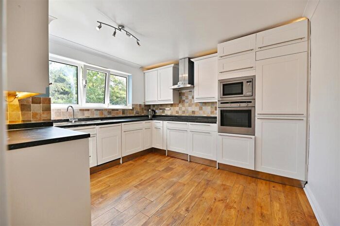 2 Bedroom Flat To Rent In Hilltop View, Woodford Green, IG8