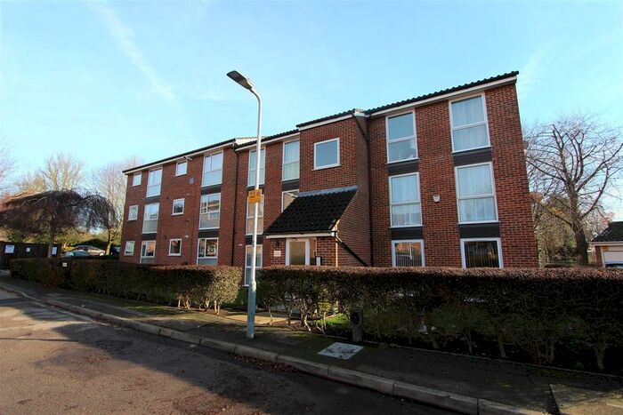 2 Bedroom Flat To Rent In Aylsham Drive, Ickenham, Uxbridge UB10