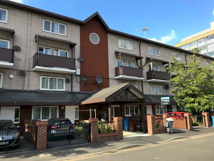3 Bedroom Apartment To Rent In Litcham Close, Manchester, M1