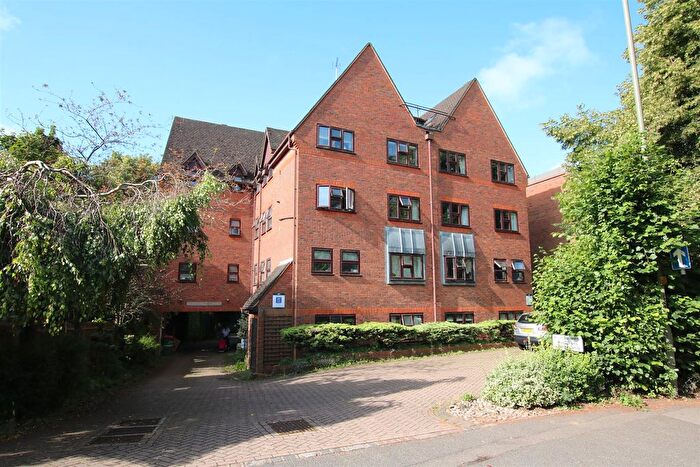 2 Bedroom Flat For Sale In Station Road, Leatherhead, KT22