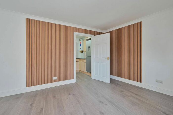 2 Bedroom Flat To Rent In Culmington Road, Ealing, London, W13