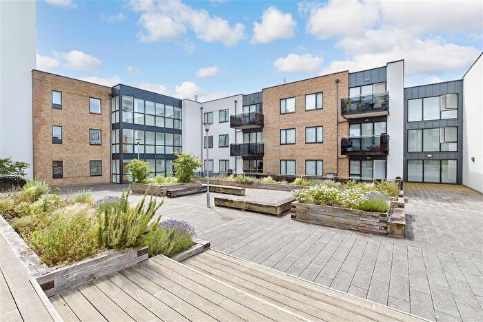 2 Bedroom Flat For Sale In Russells Crescent, Horley, Surrey, RH6