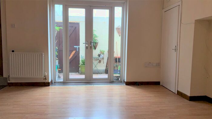 2 Bedroom Flat To Rent In Heaton Road, Heaton, Newcastle Upon Tyne, NE6