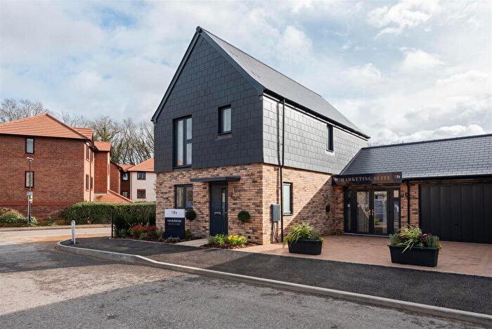 3 Bedroom Link Detached House For Sale In Deanfield Square, Slough, Berkshire, SL2