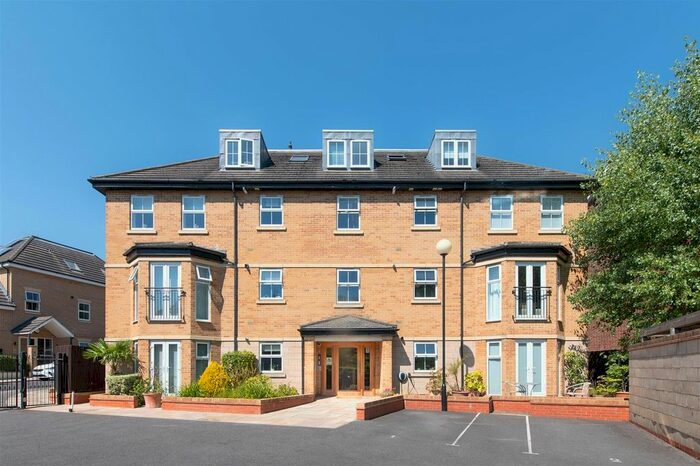 3 Bedroom Flat To Rent In Holders Hill Gardens, London, NW4