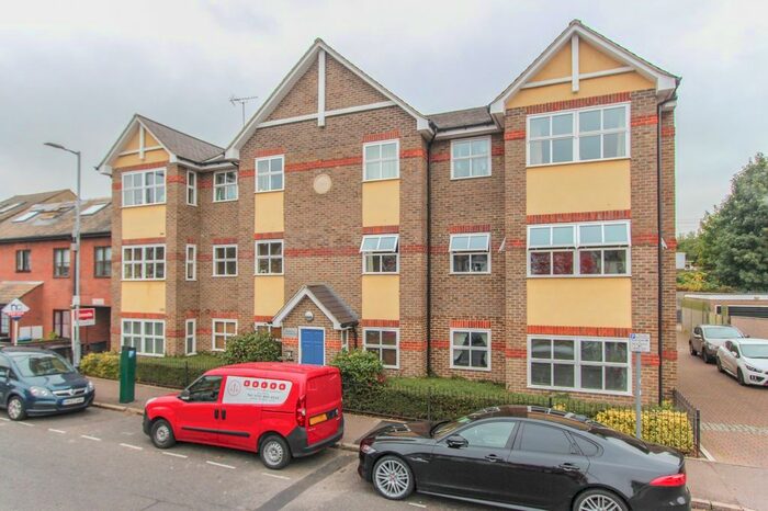 2 Bedroom Flat To Rent In Freshfield Court, - Queens Road, Watford, Hertfordshire, WD17