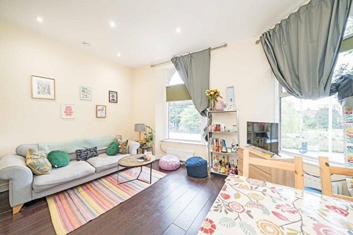 2 Bedroom Flat To Rent In Broadway, London, W13