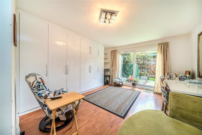 Studio To Rent In Bartle Road, London, W11