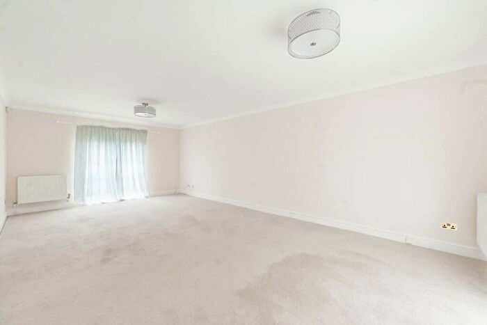 2 Bedroom Flat For Sale In High Street, Edgware, HA8