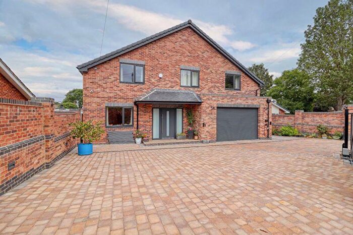 6 Bedroom Detached House For Sale In Eastoft Road, Crowle, DN17